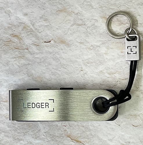 Ledger Nano S Plus（レジャーナノSプラス）にストラップを装着