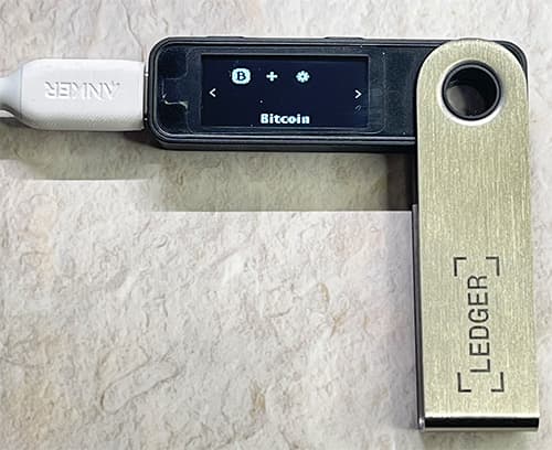 Ledger Nano S Plus（レジャーナノSプラス）の最初の画面で左右のボタンを動じ長押しでセッティング画面へ